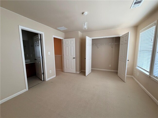 Building Photo - 734 Grove Manor Park