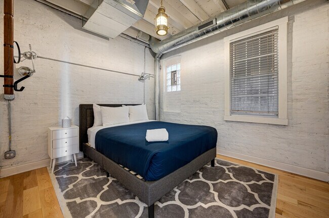 Building Photo - 1519 W Superior St