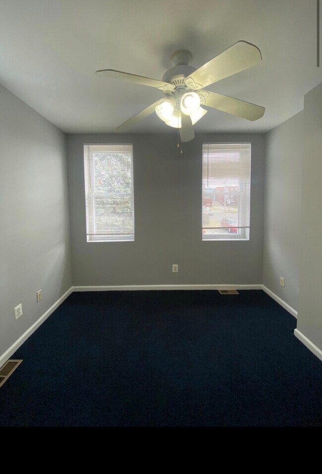 Building Photo - 3 Bedrooms 2.5 Bathrooms Voucher Accepted