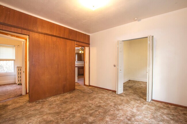 Building Photo - Spacious 3 bedroom 1 bath