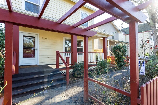 Building Photo - Charming 3 Bedroom Craftsman - Located nea...