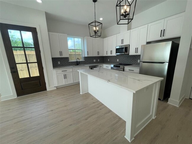 Building Photo - 6412 Highland Pine Ln