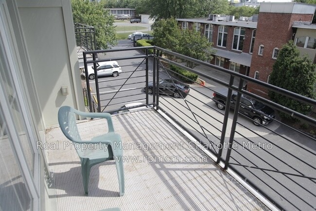 Building Photo - wonderful 2bd/2bth uptown condo! lots of space in a beautiful building