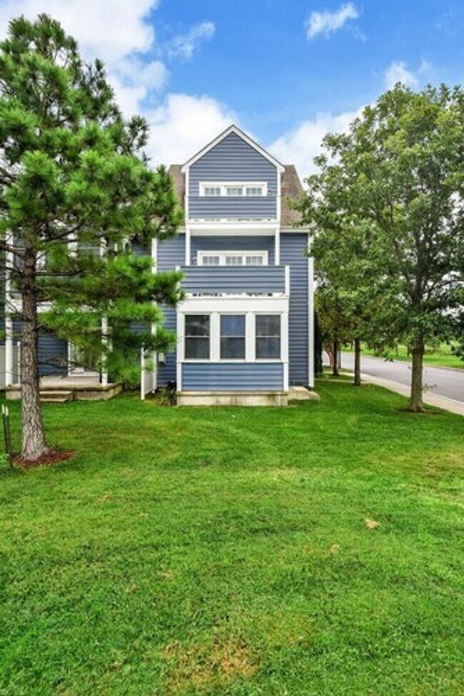 Building Photo - Furnished 3-bedroon townhouse end-unit for...