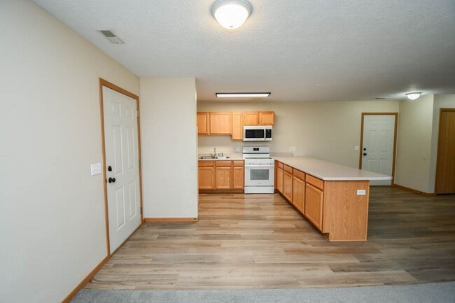 Building Photo - Comfortable 3-Bedroom Condo in Brandon – Available Now!