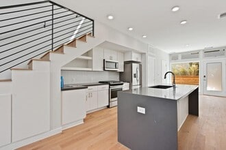 Building Photo - 2002 E 7th St