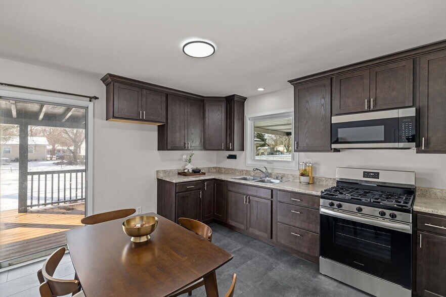 Building Photo - 1655 Fenmore Dr