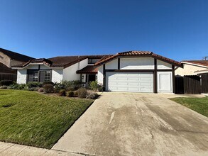 Building Photo - 4 Bedroom Single Story Home Available