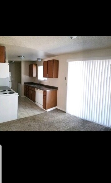 Kitchen and dining room. - 10321 146th St E