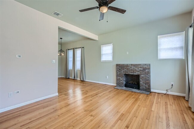 Building Photo - Unique craftsman home!
