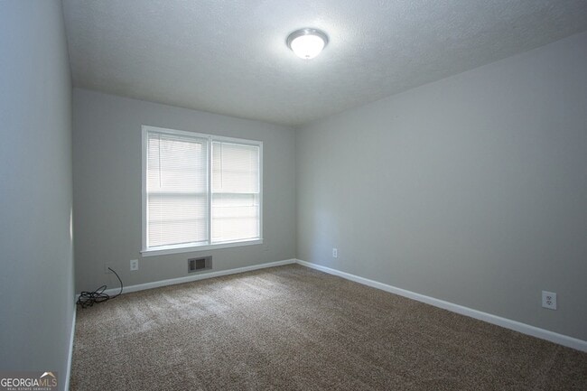 Building Photo - 2139 Golfview Dr SE