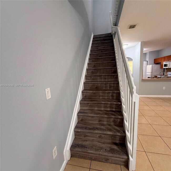 Building Photo - 8811 S Isles Cir