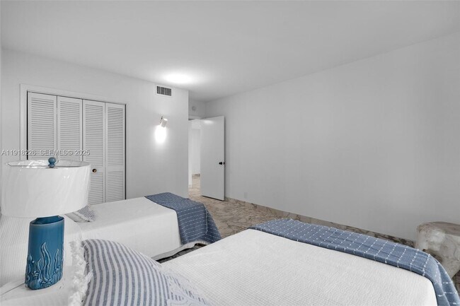 Building Photo - 1121 Crandon Blvd