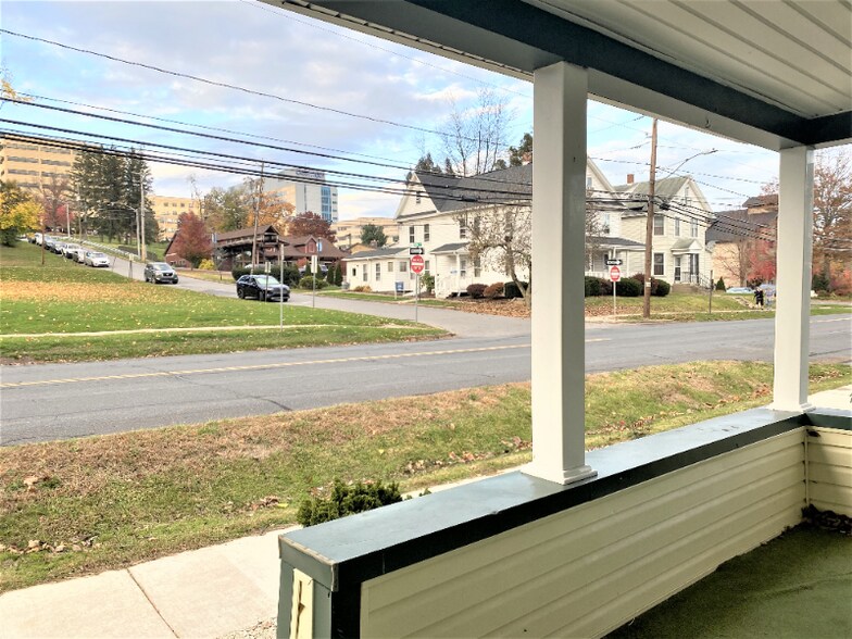 Building Photo - 672 Bloom St