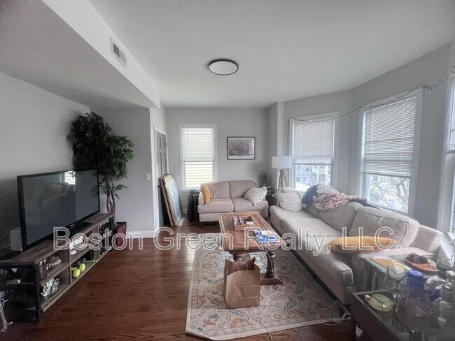 Building Photo - 726 E 2nd St