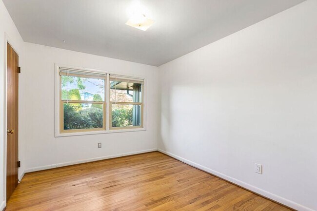 Building Photo - 5546 SE Holgate Blvd