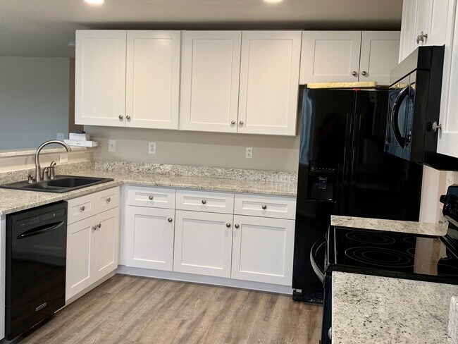 Building Photo - Renovated 4 BR/4BA Home with Large Backyar...