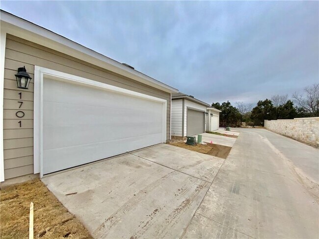 Building Photo - 1701 Yaupon Grove Ln