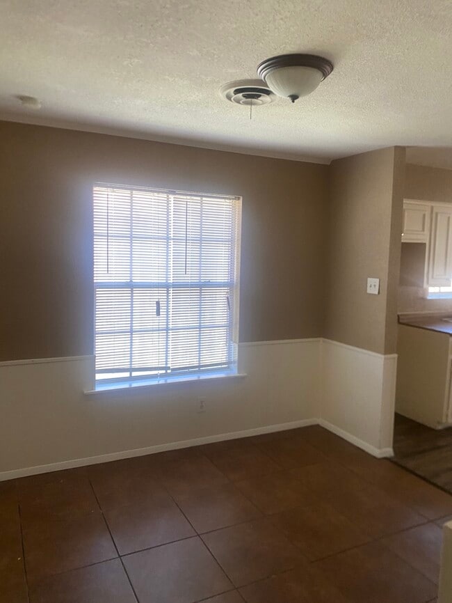 Building Photo - 741 W Main St