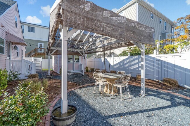 Building Photo - 1312 Cypress Ave