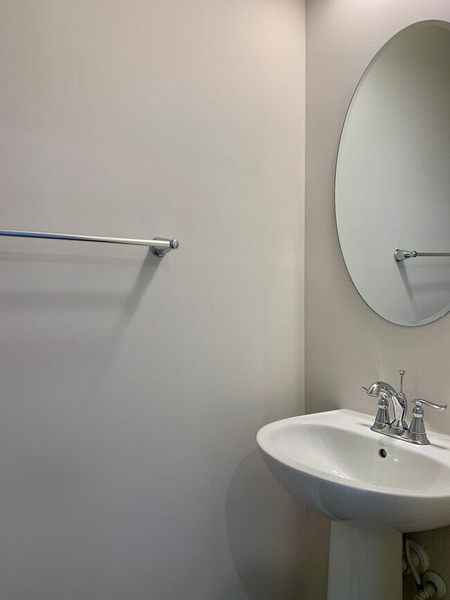 Building Photo - Amazing 3 Bedroom Townhome in North East R...