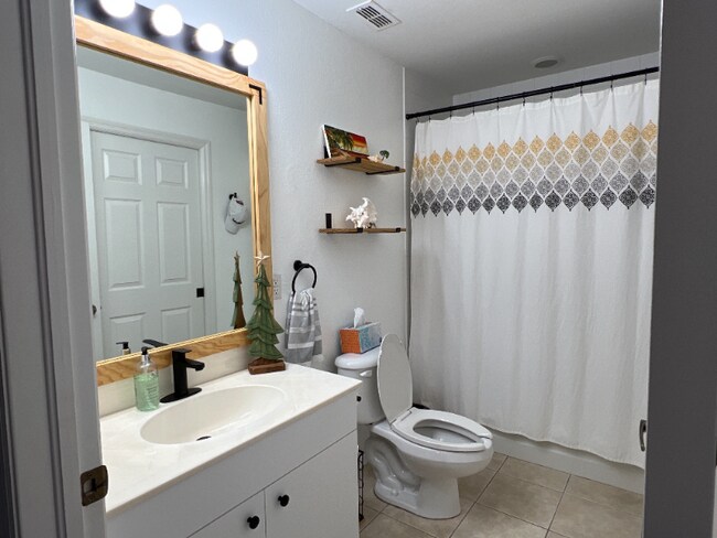 Building Photo - 20068 Lake Vista Cir N