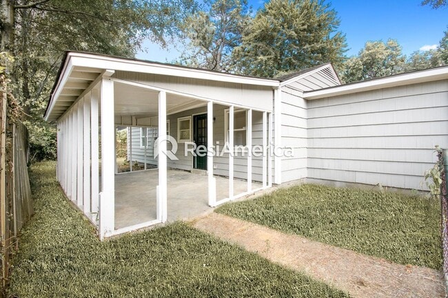 Building Photo - Newly Renovated 3/1 In 38111