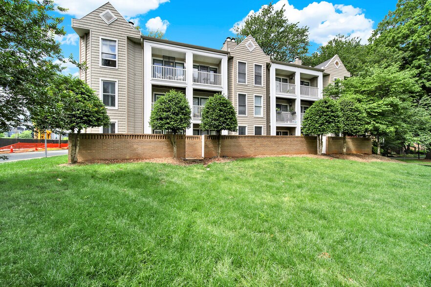 Building Photo - 300 S Cedar St