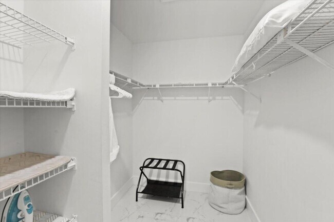 Building Photo - 5136 Beechwood Rd