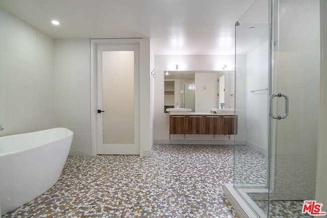 Building Photo - 225 S Hamilton Dr