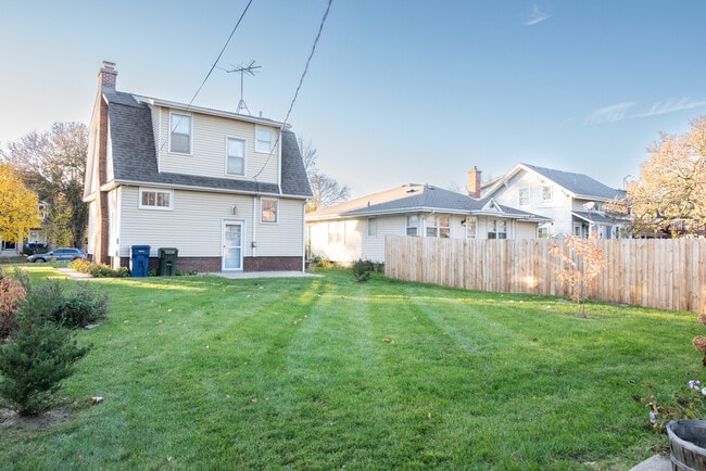 Building Photo - 826 N Center St