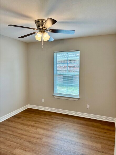 bedroom 2 - 402 Lake Lamond Rd