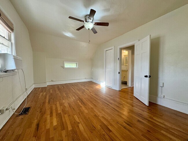 Building Photo - 3 Bedroom 2 Full Bath Plus Office Renovated Victorian Style Family Home Available Mid December!!