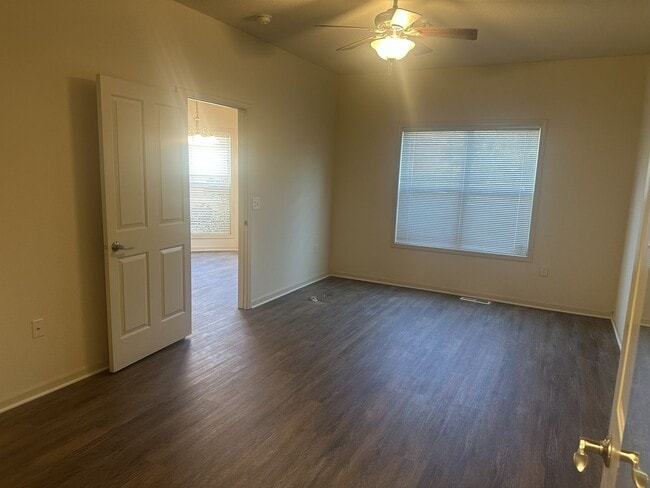 Building Photo - Spacious and Convenient – 3 Bedroom / 3 Ba...