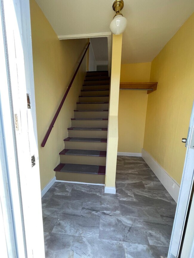 Building Photo - 71 Hickok St