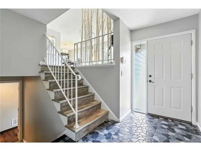 Building Photo - 455 Black Oaks Ln N