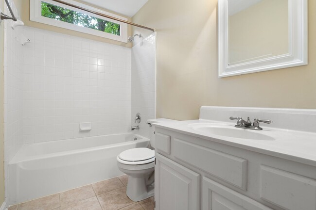 Building Photo - Great House in Southchase