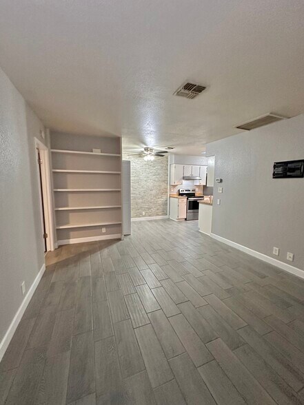 Building Photo - 9013 W Elm St
