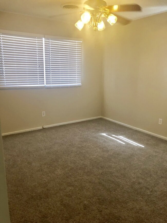 Building Photo - Spacious House