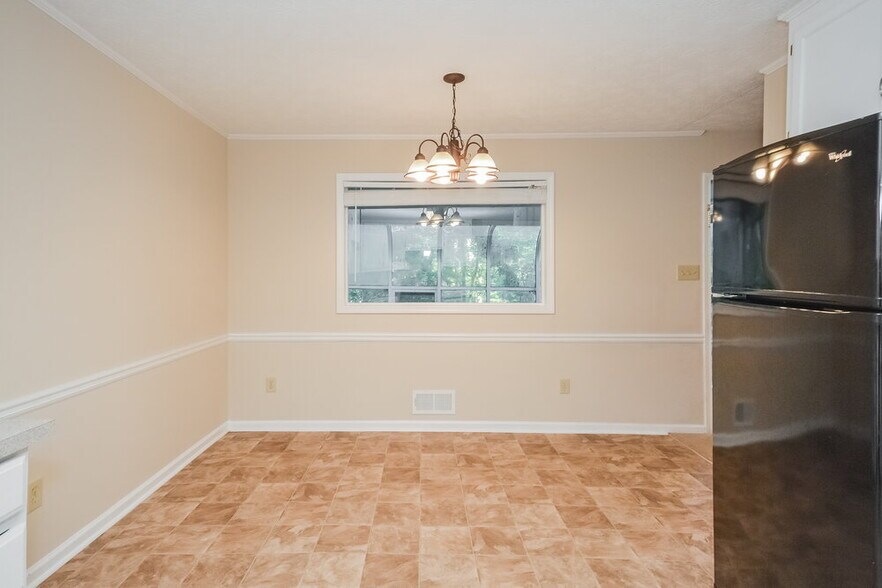 Building Photo - 175 Meadowbrook Dr