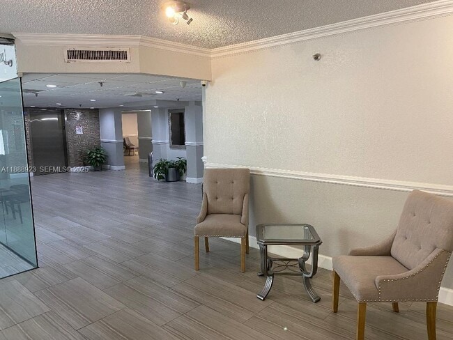 Building Photo - 901 Hillcrest Dr