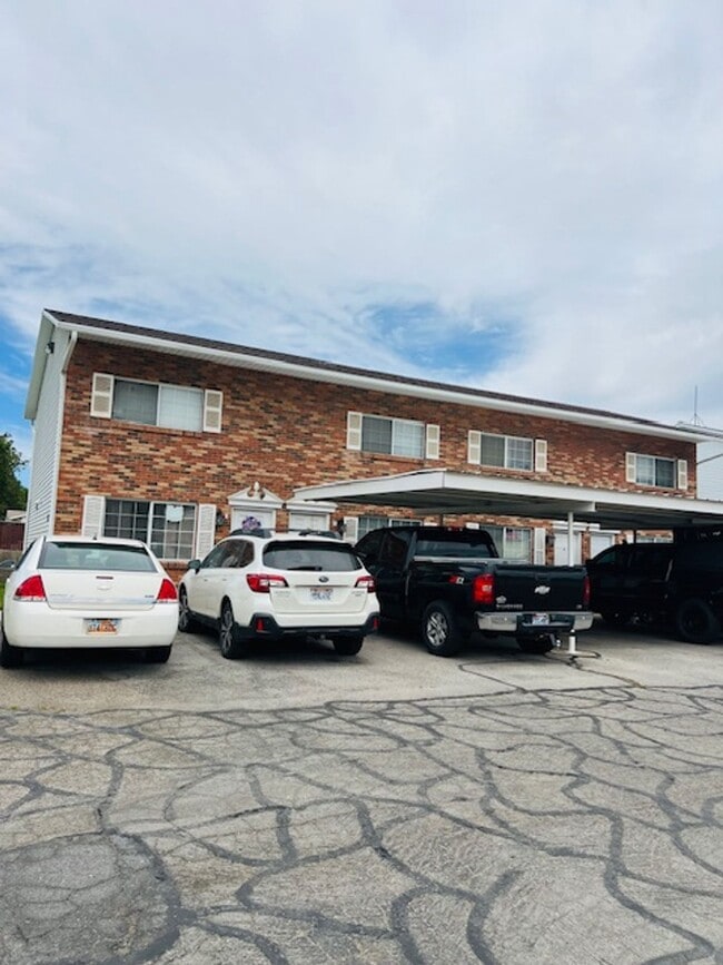 Building Photo - Beautiful townhome with air conditioner and carport