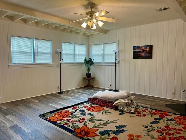 Building Photo - One Level Home! 3bed/1 bath with extra-lar...