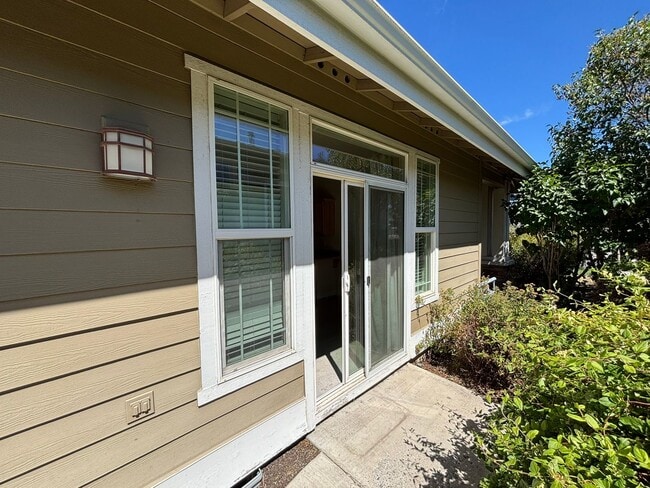 Building Photo - 1031 NE Watt Way