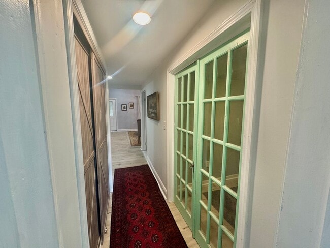 Building Photo - Charming 2 Bedroom 1 Bathroom