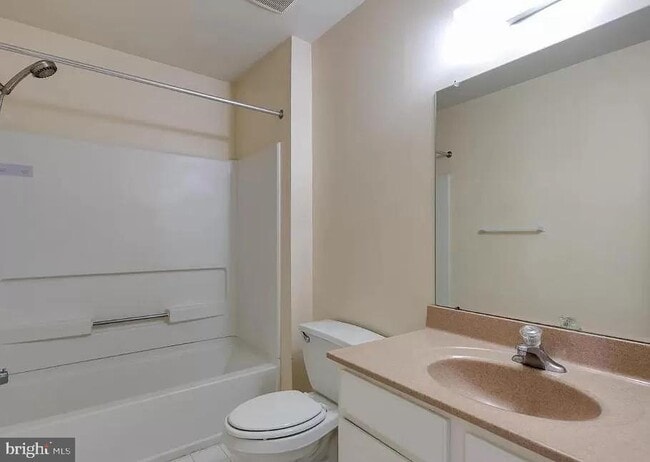 Building Photo - 112 Regents Ct