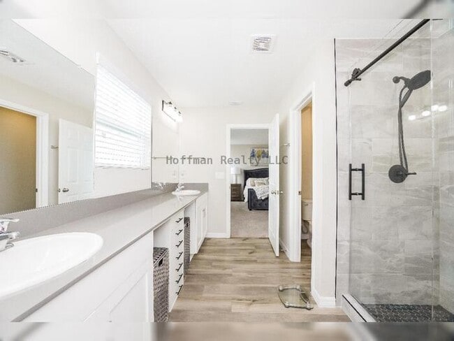 Building Photo - Spacious 5-Bedroom Home in Amenity-Rich Tr...