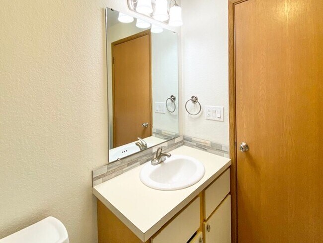 Building Photo - Quaint 2BR 1.5BA Condo in the Vineyards
