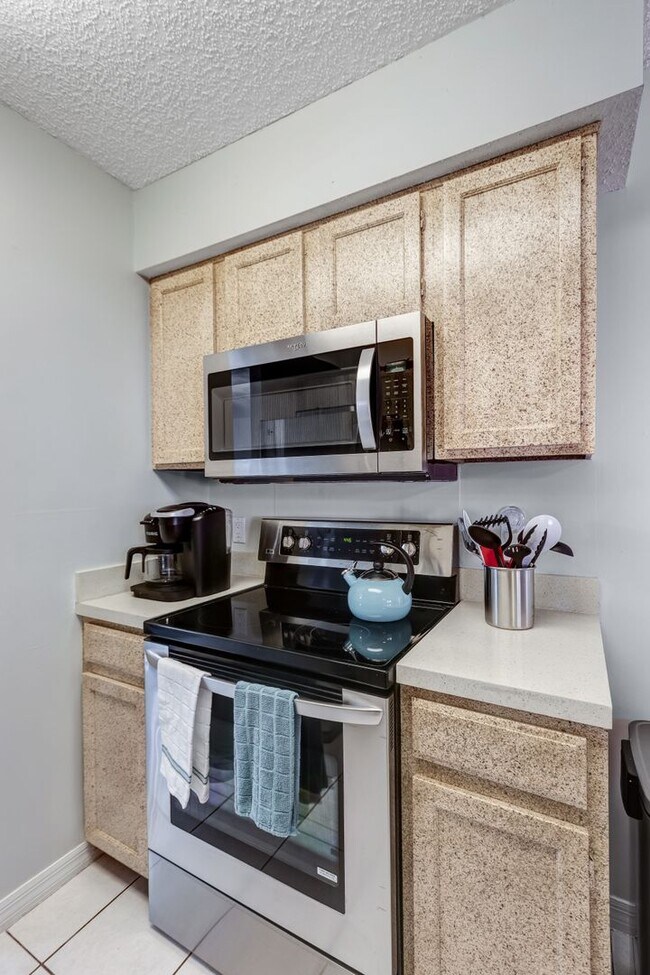 Building Photo - ** PALM RIVER ** 2 BED / 2 BATH - CONDO - NORTH NAPLES - TURNKEY - ANNUAL OR SHORT TERM RENTAL