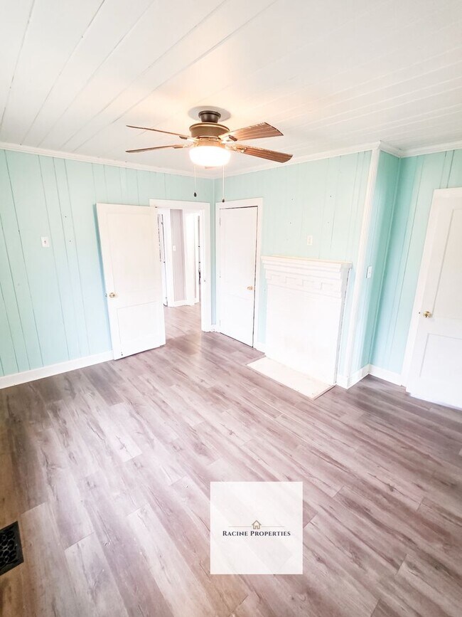 Building Photo - Two Bedroom Home Near Lake Blalock!